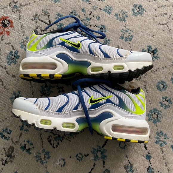 Nike shoes - Picture 1 of 3